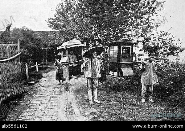 Sänftenträger in China, Photographie aus dem Jahre 1899, Historisch, digital restaurierte Reproduktion einer Originalvorlage aus dem 18. Jahrhundert, genaues Originaldatum nicht bekannt.