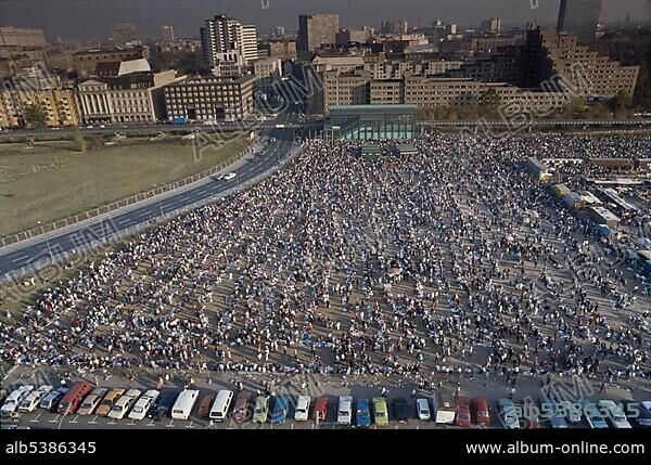 Fall of the Berlin wall, street market, colloquially known as Polenmarkt, at Potsdamer Platz, Potsdam Square, 1990, Berlin, Germany, Europe.