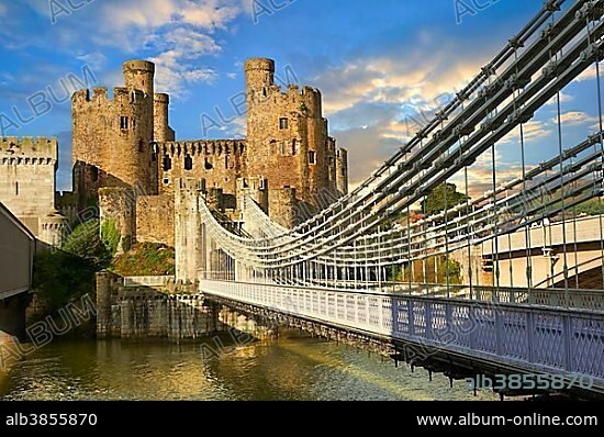 Suspension bridge with Conwy Castle, also Conway Castle, built in 1283, UNESCO World Heritage Site, Conwy, Wales, United Kingdom, Europe.