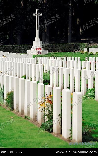 Grave stones and a cross in Airborne Cemetery, Arnhem Oosterbeek War Cemetery, Oosterbeek, Arnhem, Gelderland, Netherlands, Europe.