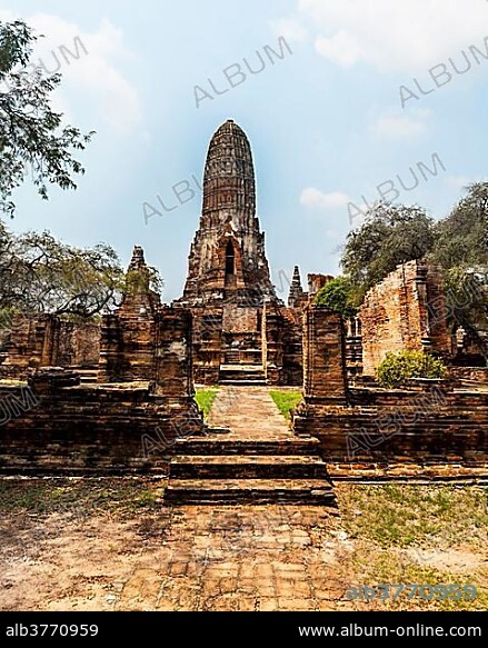 Temple with stupa Wat Mahathat, Ayutthaya, Chang Wat Phra Nakhon Si Ayutthaya, Thailand, Asia.