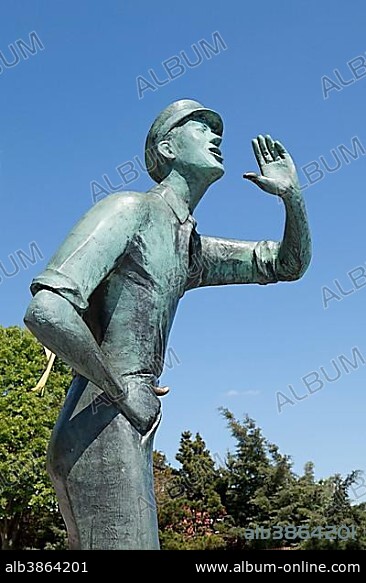 Sculpture Lauenburger Rufer by Karlheinz Goedtke, Elbstraße, Lauenburg on the Elbe, Schleswig-Holstein, Germany, Europe.
