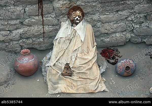Mummy and jars from the time of the Nazca, 200 BC - 700 AD, at Cementerio Arqueologico Chauchillo, Nazca, southern Peru, South America.
