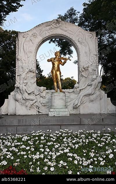 Johann Strauss statue in the Viennese city park, Vienna, Austria, Europe.