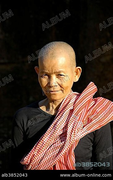 Portrait of an old woman, pilgrim with a bald head, Branteay Srei Temple, Angkor, Siem Reap, Cambodia, Southeast Asia, Asia.