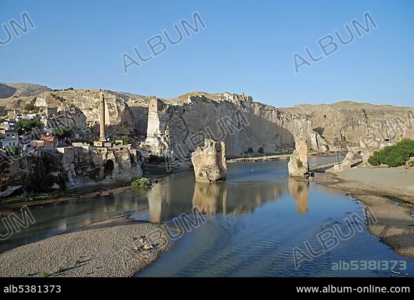 Old bridge over the Tigris River, Hasankeyf, southeastern Anatolia, Turkey, Asia.