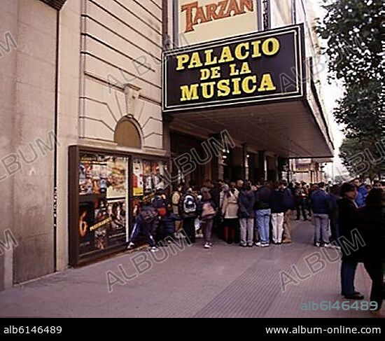 FILA DE GENTE ESPERANDO EN LA TAQUILLA DEL CINE PALACIO DE LA MUSICA SITUADO EN LA CALLE GRAN VIA NUMERO 35.