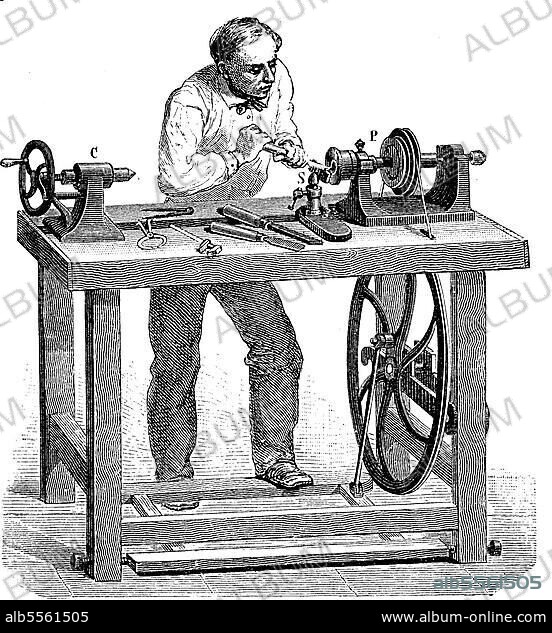 Mann arbeitet an einer Drechselbank, Drehbank, zur Holzbearbeitung, Illustration aus 1880, Historisch, digital restaurierte Reproduktion einer Originalvorlage aus dem 19. Jahrhundert.