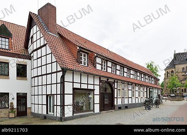 Tüöttenmuseum Mettingen, housed in the former Telsemeyer inn and hotel. The museum displays exhibits on the history of the Tödden trade (also known as Tüötten or Tiötten trade), a tradition of wandering merchants that was widespread in the region in the 17th and 18th centuries. The building forms an ensemble with the town hall and the tourist information office.