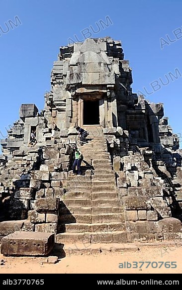 Tourists on a tower, Prasat, temple of Ta Keo, Angkor, UNESCO World Heritage Site, Siem Reap, Cambodia, Southeast Asia, Asia.