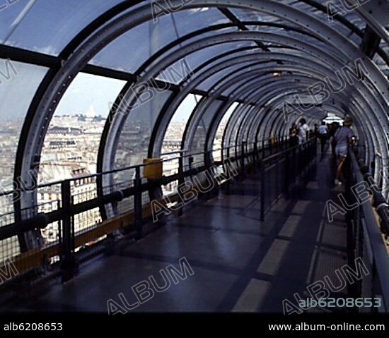 RENZO PIANO. BOVEDA DE CRISTAL DE LAS ESCALERAS MECANICAS DEL CENTRO POMPIDOU - 1972-1977 - ARQUITECTURA HIGH-TECH - FOTO AÑOS 80.