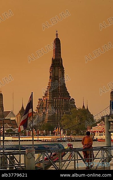 Wat Arun or "Temple of Dawn" on the Chao Phraya River just after sunrise, Thonburi, Bangkok, Bangkok, Thailand, Asia.