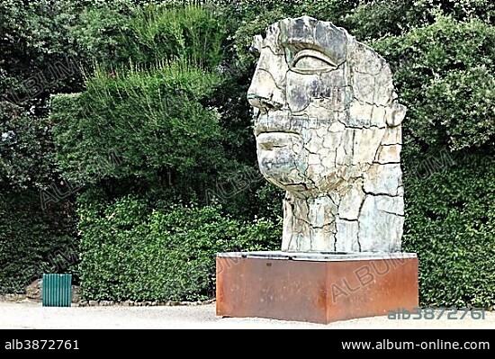 Tindaro Screpolato, modern sculptured head by artist Igor Mitoraj in the Boboli Gardens, Florence, Tuscany, Italy, Europe.