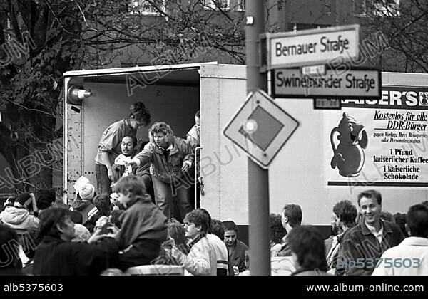 Fall of the Berlin Wall, the grocery chain Kaiser's gives every DDR citizen a pound of coffee and a bar of chocolate as a gift, Berlin, Germany, Europe.