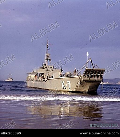 BARCO CON LA PROA PREPARADA PARA DESEMBARCAR EN LA PLAYA DEL SARDINERO - II SEMANA NAVAL DE SANTANDER JULIO 1968.