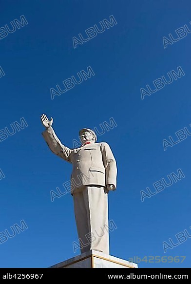Statue of Mao Tse-tung, Chairman of the Communist Party of China, Lijiang, Yunnan, China, Asia.
