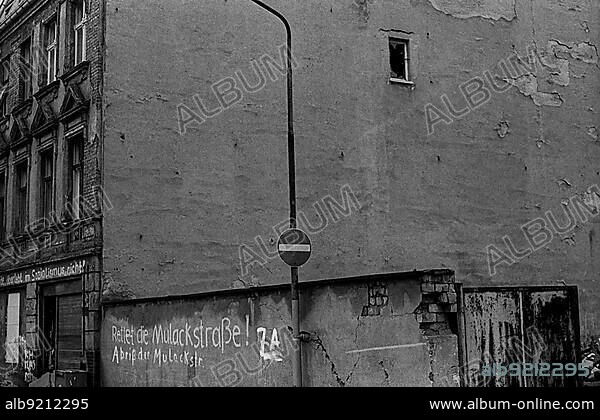 GDR, Berlin, 8.1.1990, demolition house in Mulackstraße Save Mulackstraße (renovated after protests).