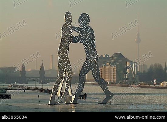 Molecule Men, a monumental work of art, of Jonathan BOROFSKY in the Spree in the east port (1998/1999 establish). In the background the "Oberbaumbruecke", earlier border crossing.