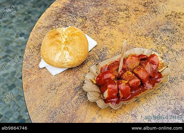 Konnopke's Imbissbuden, cult snack stand in Berlin's Prenzlauer Berg district. Konnopke's is considered the first snack stand in East Berlin, where the currywurst was introduced in 1960, Berlin, Germany, Europe.