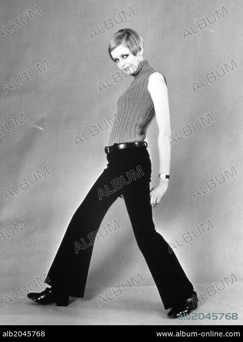 English model and actress Twiggy, 1966. - Album alb2045768