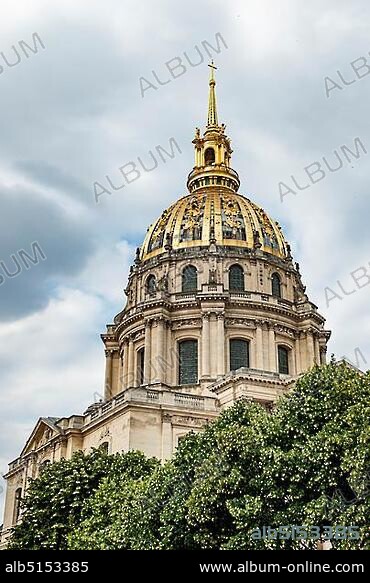 Cathedral of the Invalides with golden dome, Tomb of Napoleon I, Hotel des Invalides, Paris, Île-de-France, France, Europe.
