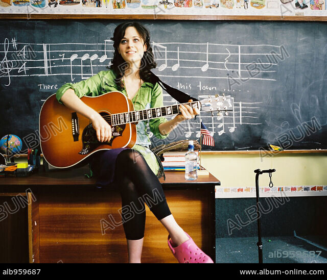 ZOOEY DESCHANEL in BRIDGE TO TERABITHIA, 2007, directed by GABOR