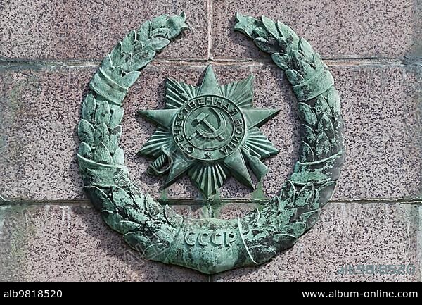 Soviet star; hammer and sickle; laurel and sword; Soviet badge of honour; monument to the soldiers of the Red Army who died in the Second World War; Dresden; Saxony; Germany; Europe.