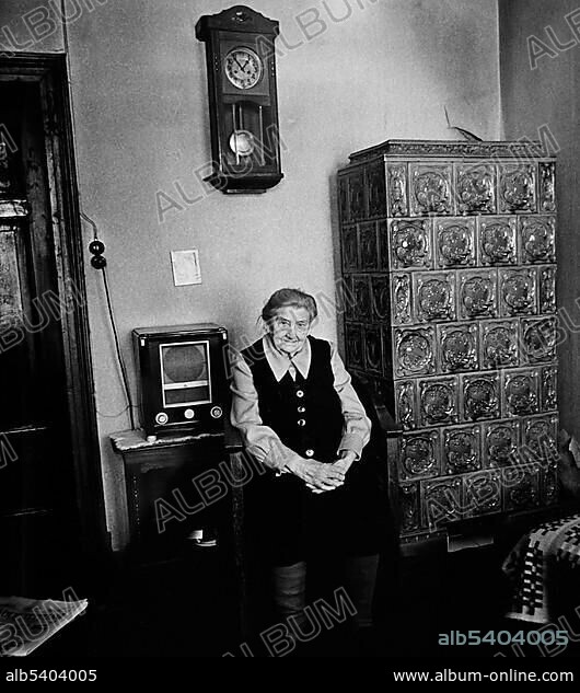 Old woman in her living room, circa 1968, Leipzig, Saxony, GDR, East Germany, Europe.