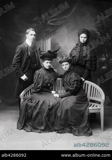 The Bourbon-Parma family (Prince Sixtus of Bourbon Parma on left, 1886-1934).. On left, seated: Infanta Maria Antonia of Portugal. On right, seated: Princess Marie Louise of Bourbon-Parma.. c.1920. Boissonnas and Taponier Photo. Photo12.com - Coll. Taponier.