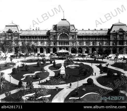 Santiago. Plaza de Armas (Arms Square). In the background, the "Grand hôtel de France". c.1900. Chile.