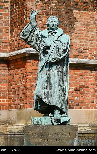 Statue of Martin Luther, Marktkirche St. Georgii et Jacobi, Hanns-Lilje-Platz, Hanover, Lower Saxony, Germany, Europe.