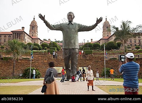 Huge Nelson Mandela statue in front of the Union Buildings government buildings, Pretoria, Gauteng, South Africa, Africa.