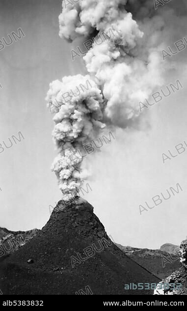 Vesuv erupting, historic picture from about 1944, Sicily, Italy, Europe.