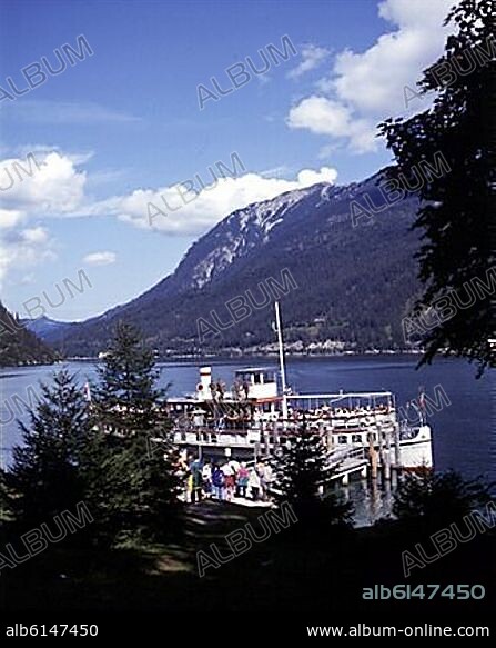 TRASBORDADOR EN EL EMBARCADERO DEL LAGO CON TURISTAS.