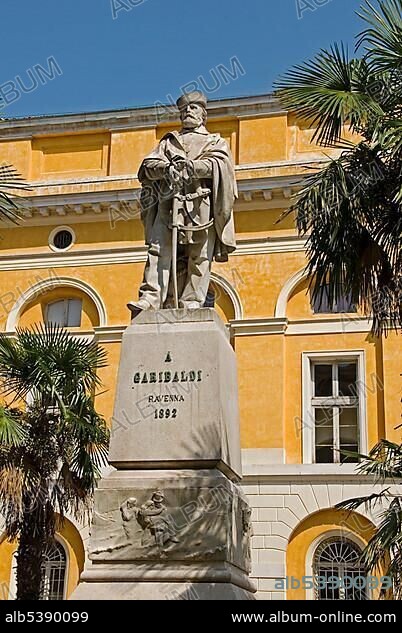Stone memorial statue to Giuseppe Garibaldi, Ravenna, Emilia-Romagna, Italy, Europe.