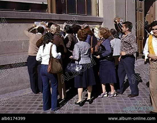REFERENDUM DEL 15/12/1976-VOTANTES COMPROBANDO LAS LISTAS DEL CENSO PARA VOTAR.