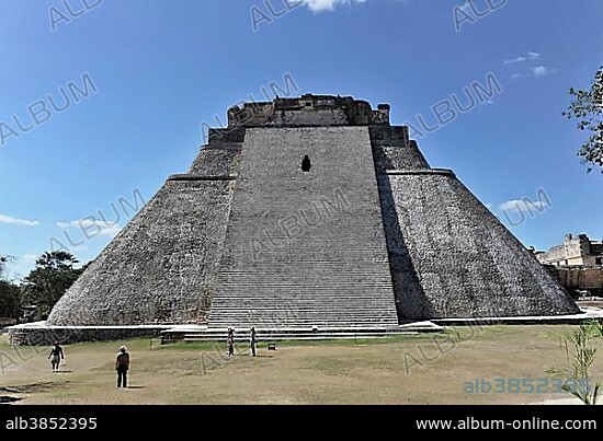 Adivino Pyramid or Pyramid of the Magician, UNESCO World Heritage Site, Uxmal, Yucatán, Mexico