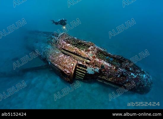 Diver looks at airplane wreck, fighter plane, McDonnell Douglas F-4 Phantom II, Pacific Ocean, South China Sea, Subic Bay, Luzón, Philippines, Asia.