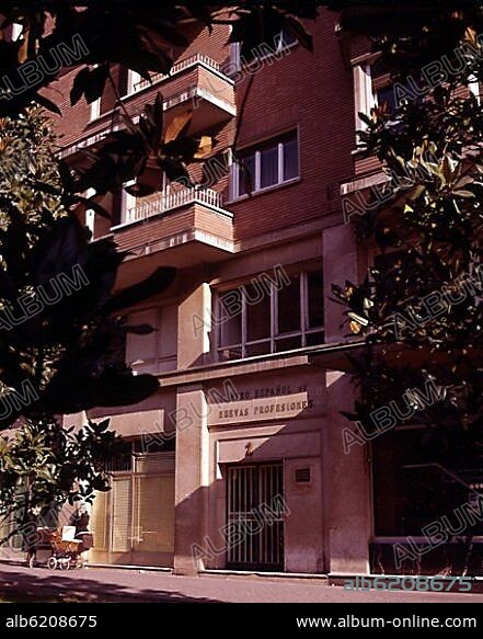 CENTRO DE NUEVAS PROFESIONES EN LA PLAZA DEL CONDE DE VALLE SUCHIL NUMERO 2 CREADO EN 1957 - FOTO AÑOS 70.