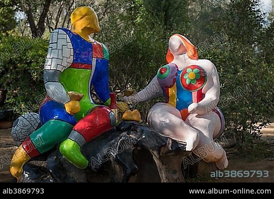 NIKI DE SAINT-PHALLE und JEAN TINGUELY. Picnic, Colorful sculptures in Giardino dei Tarocchi or Garden of the Tarot, by Niki de Saint Phalle and Jean Tinguely, in Capalbio, Province of Grosseto, Tuscany, Italy, Europe.