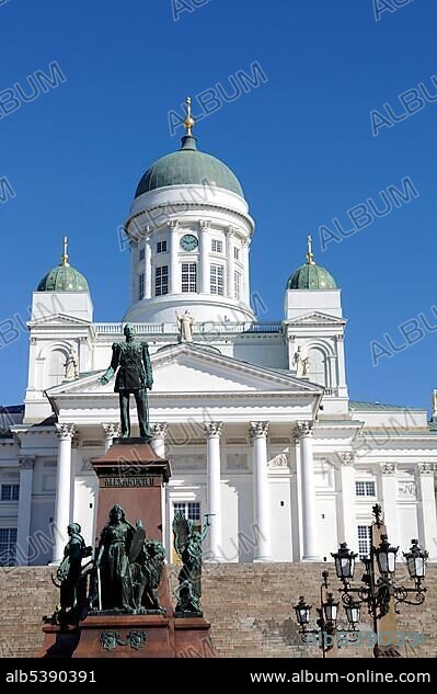 Alexander II statue, Tuomiokirkko, Helsinki Cathedral, Senate Square, Helsinki, Finland, Europe.