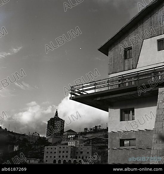 CLUB R.S.E.A. PEÑALARA Y RESIDENCIA DE EDUCACION Y DESCANSO 18 DE JULIO - FOTOGRAFIA EN BLANCO Y NEGRO - AÑOS 50.