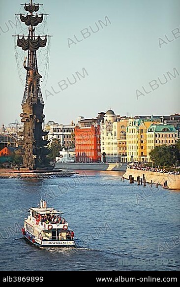 Statue of Peter the Great, monument to Peter I., sightseeing boat and traditional houses in the evening light, river Moskva, Moscow, Russia, Europe.