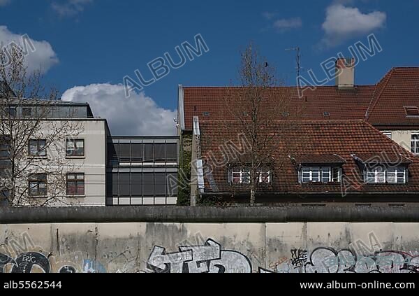 Blick über die Bernauer Straße, im Vordergrund Mauerelemente, die zur Gedenkstätte Berliner Mauer gehören, Bernauer Straße, Bezirk Mitte, Berlin, Ddeutschland.