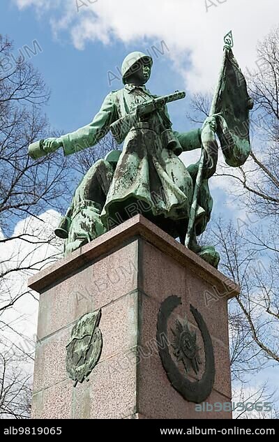 Soviet soldier with weapon and flag; Monument to the soldiers of the Red Army who died in the Second World War; Dresden; Saxony; Germany; Europe.