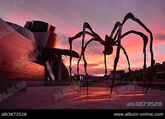Spider sculpture Maman by Louise Bourgeois, in front of the Guggenheim Museum Bilbao, Bilbao, Basque Country, Biscay Province, Spain, Europe.