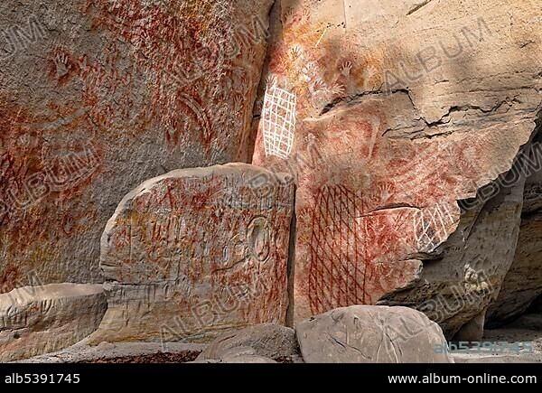 Aboriginal rock engravings, stencil paintings and freehand drawings from the tribe of the Karingbal and Bidjara People, Carnarvon Gorge National Park, Queensland, Australia, Oceania.