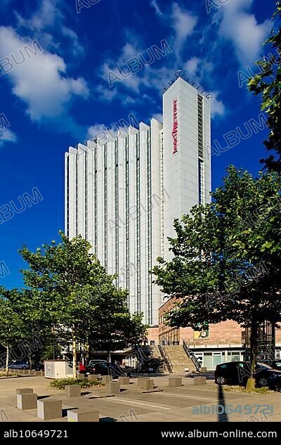 Chemnitz's tallest building, at 93 m, is the Hotel Kongress, now Mercure, in the city centre, built in 1974. The town hall complex adjoins it.