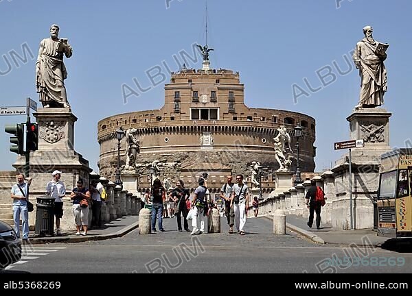 Statues of the apostles Peter and Paul, Ponte Sant'Angelo, Bridge of Angels, Castel Sant'Angelo, Castle of Angels, Rome, Lazio, Italy, Europe.