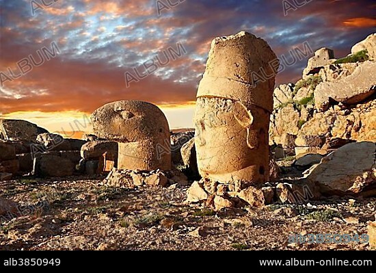 Broken statues around the tomb of Commagene King Antiochus 1 on top of Mount Nemrut, Turkey, Asia.